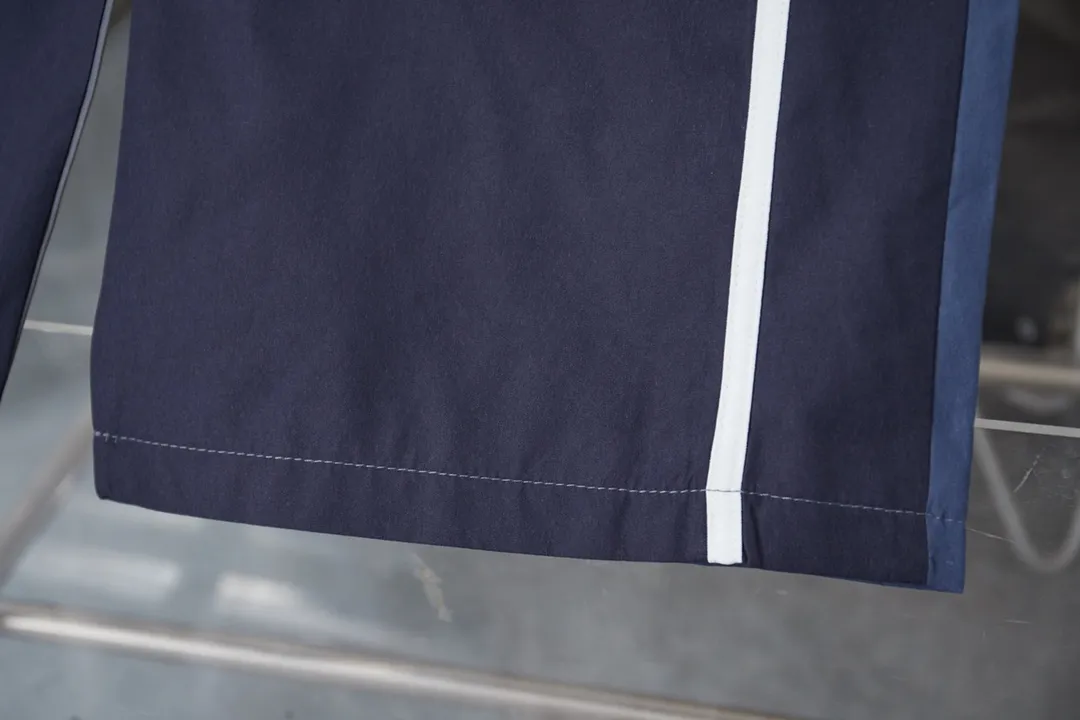 Balenciaga 𝘽𝘼𝙇𝙀𝙉𝘾𝙄𝘼𝙂𝘼 BLCG 25SS double-split waterproof sports pants. Light luxury. A must-have item for daily commuting for men and women. Correct version. Welcome to compare. Detailed features · Customized matt Taslan jacket fabric · The entire fabric is pre-treated with a waterproof coating · The interior is made of three-level polyester bird's eye mesh · OS ultra-loose silhouette design · Side pockets · Elastic waistband design · Contrast color Black webbing splicing · Front and rear contrast color splicing and cutting design · Imported Tajima machine embroidery ring logo · Original main mark washed tag brand packaging Color: White/Royal Blue Size: 46/48/50/52